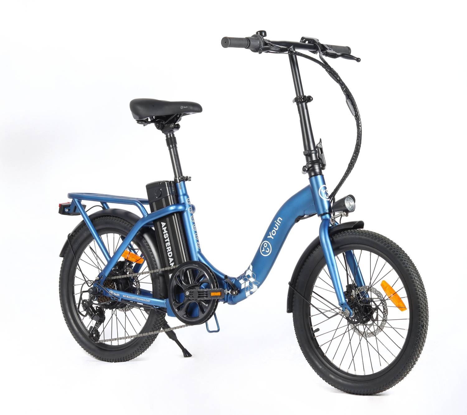 Una bicicleta eléctrica azul sobre un fondo blanco. Tiene llantas negras y un asiento negro.