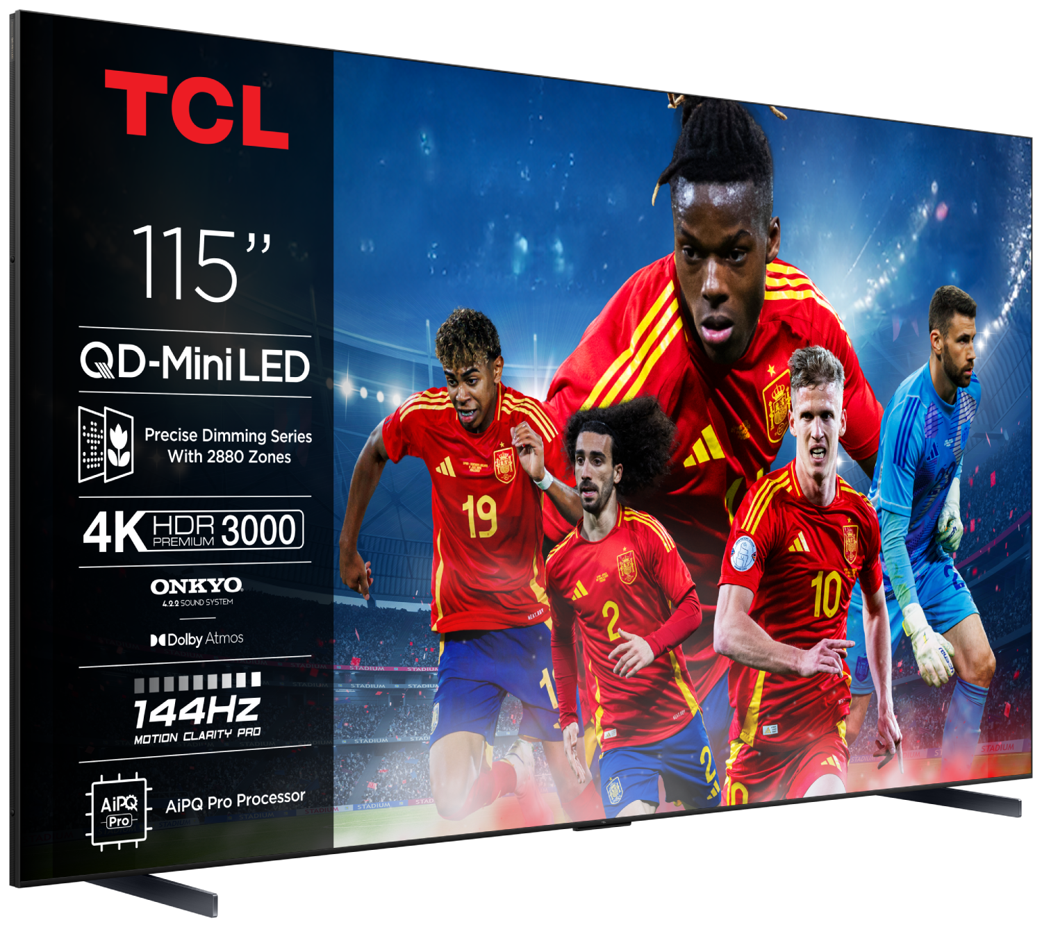 Una gran pantalla de TV con un partido de fútbol. Se ven jugadores con camisetas rojas.