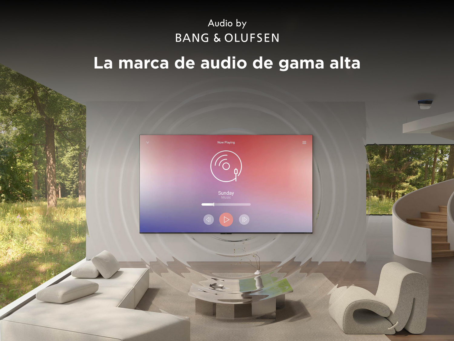 Televisor en una pared, mostrando una interfaz de música. Un sofá y una silla están en primer plano, en una habitación moderna.