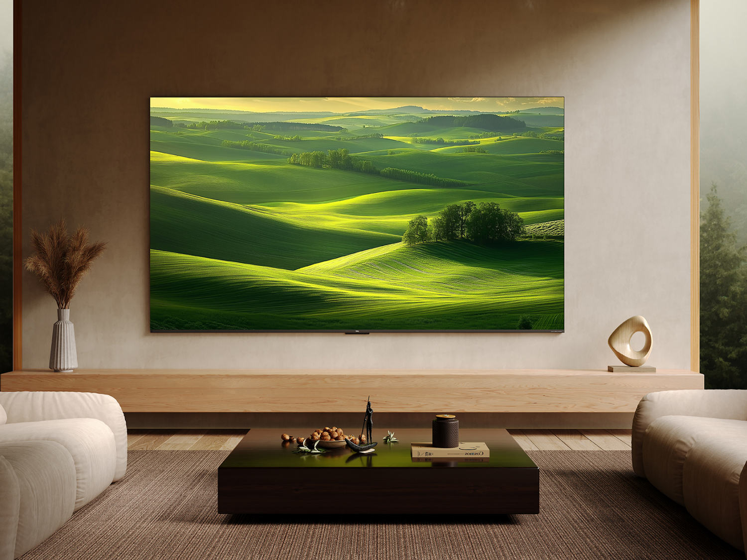 Televisor que muestra una escena de paisaje verde. Un sofá, una mesa de centro y otra decoración están en una sala de estar moderna.