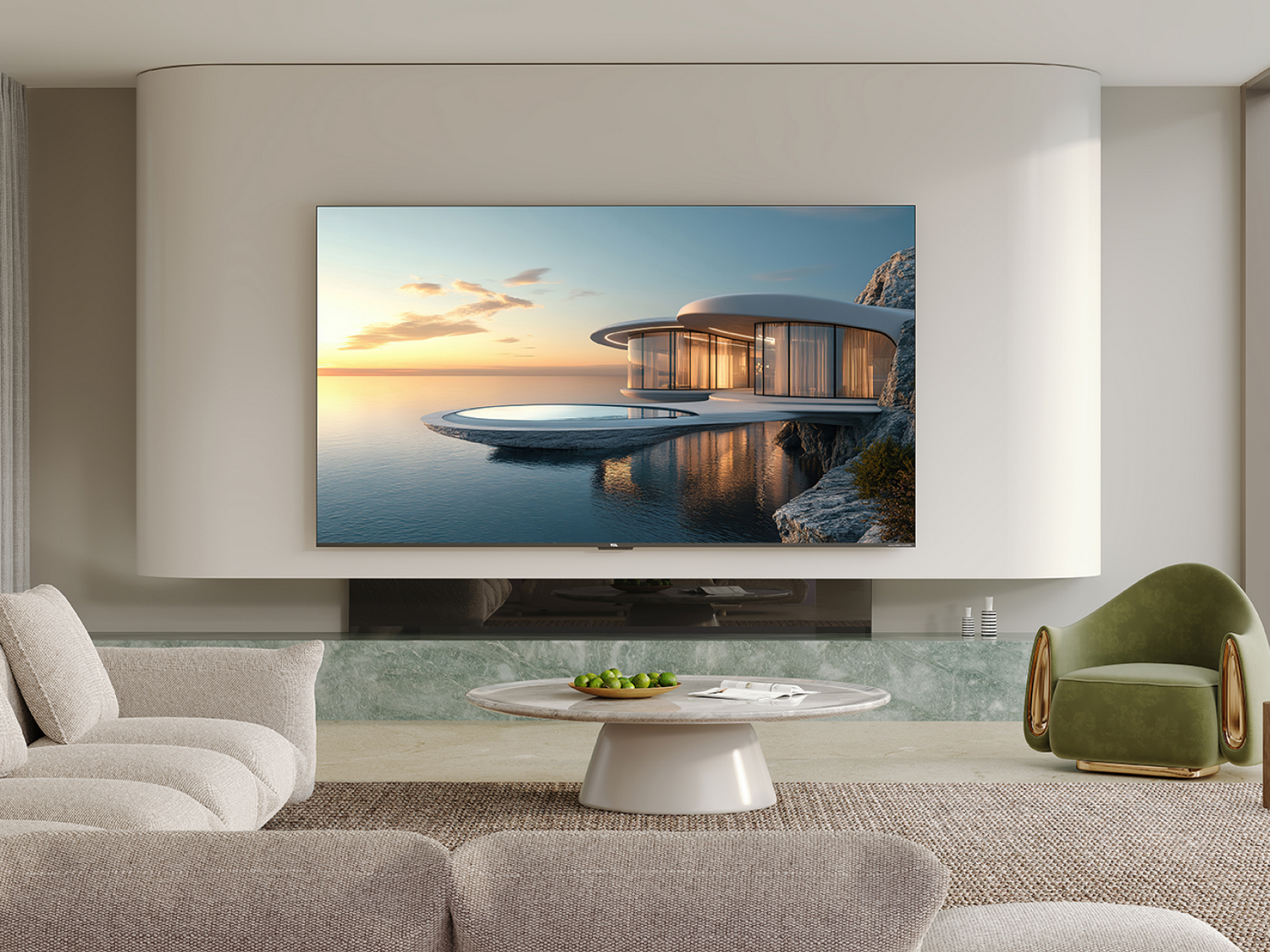 Televisor en una pared, mostrando una casa cerca del mar. Un sofá, una silla y una mesa de centro están en primer plano.