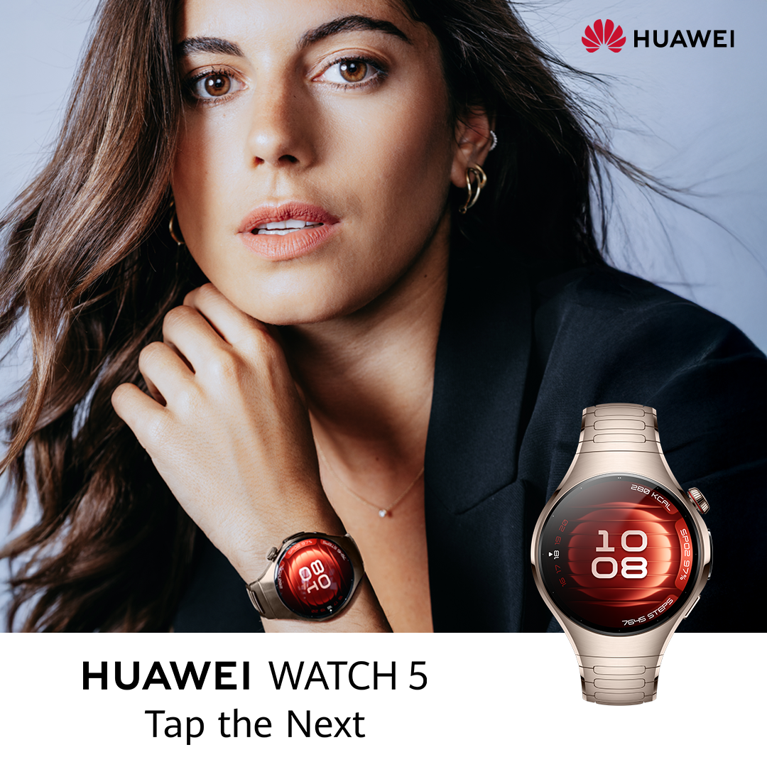 Mujer con reloj inteligente oro rosa. El reloj muestra la hora. Anuncio del producto con texto. Fondo blanco.