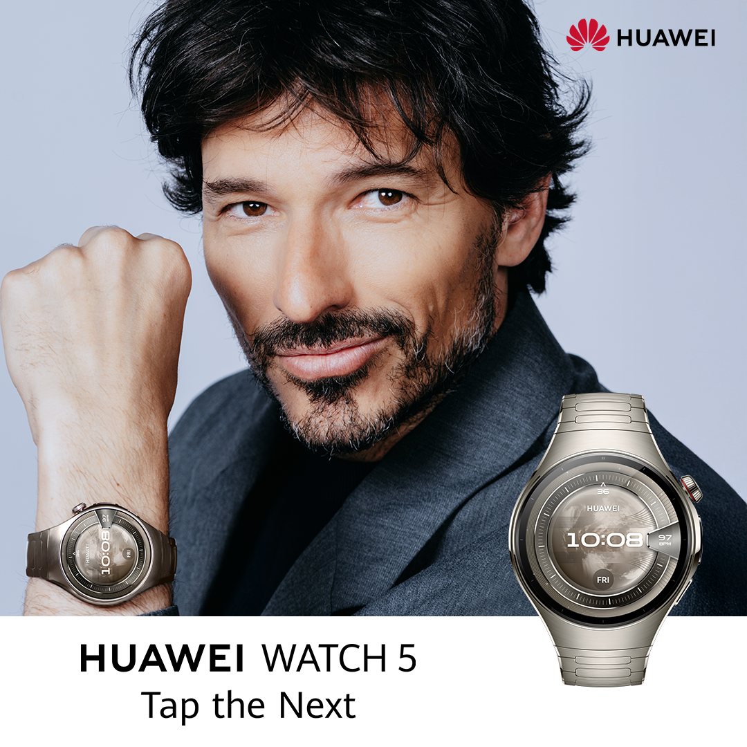 Hombre usando un reloj inteligente dorado, sosteniendo otro reloj, con texto.