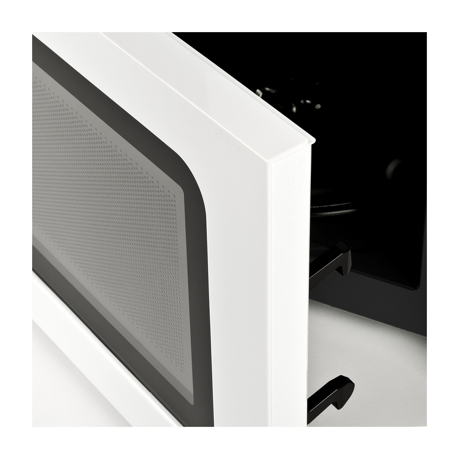 Primo piano di una porta bianca del microonde, aperta. Interno grigio e maniglia nera visibili.