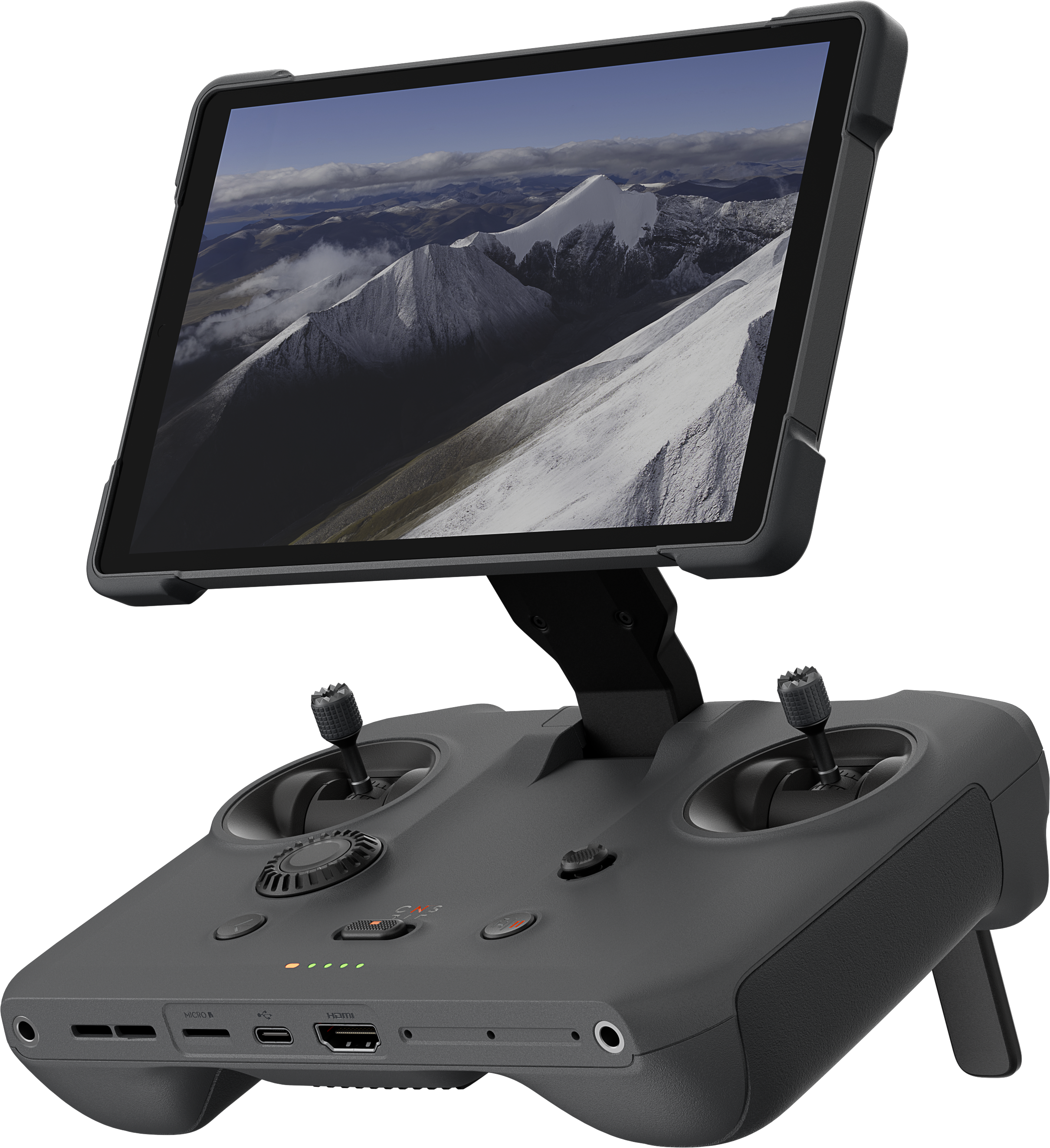 Télécommande de drone avec écran montrant des montagnes. La télécommande a des joysticks et des boutons, sur fond noir.