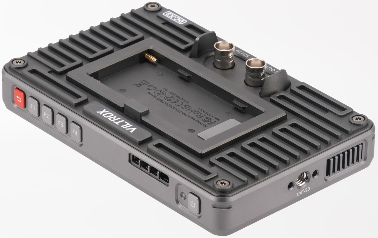 Un appareil Viltrox gris avec support de batterie, ports et boutons. Il a un corps en métal et un bouton d'alimentation.