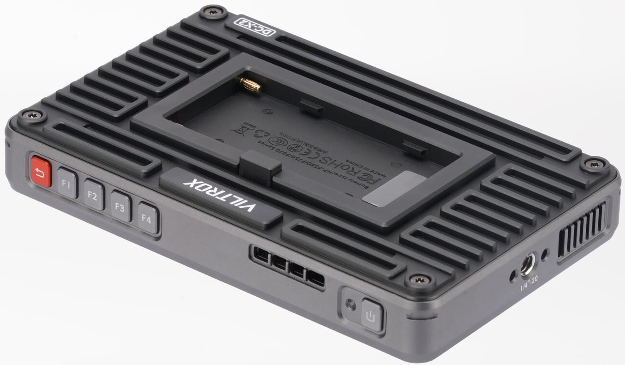 Un appareil Viltrox gris avec support de batterie, ports et boutons. Il a un corps en métal et un bouton d'alimentation.