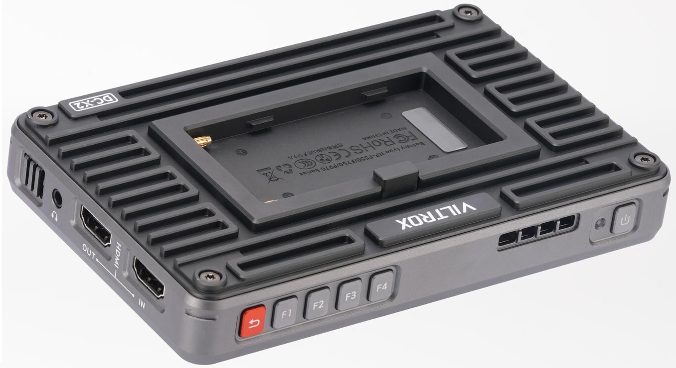 Un appareil Viltrox gris avec support de batterie, ports et boutons. Il a un corps en métal et un bouton d'alimentation.