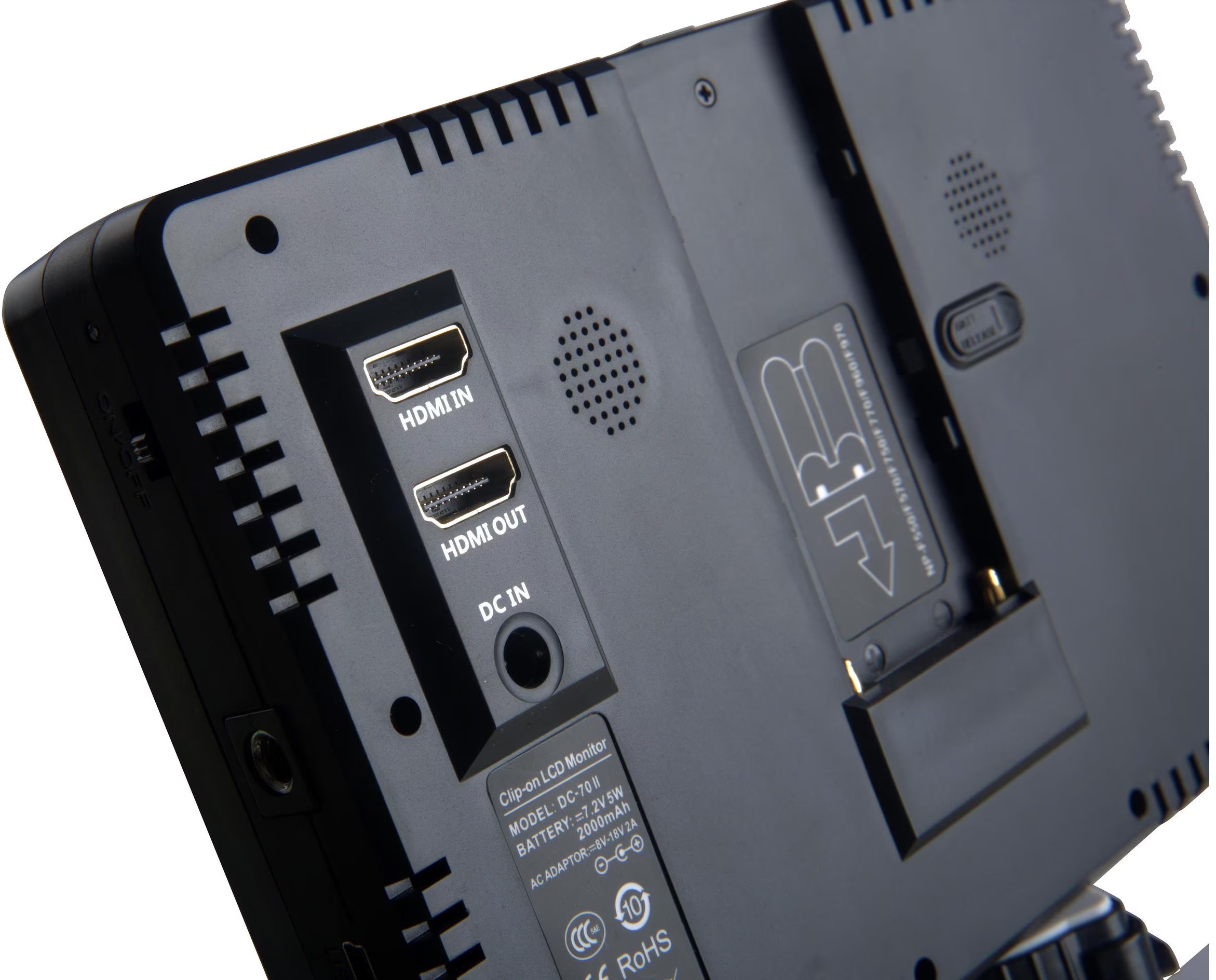 Gros plan de l'arrière d'un moniteur noir. Ports HDMI, DC in et logement de batterie visibles.