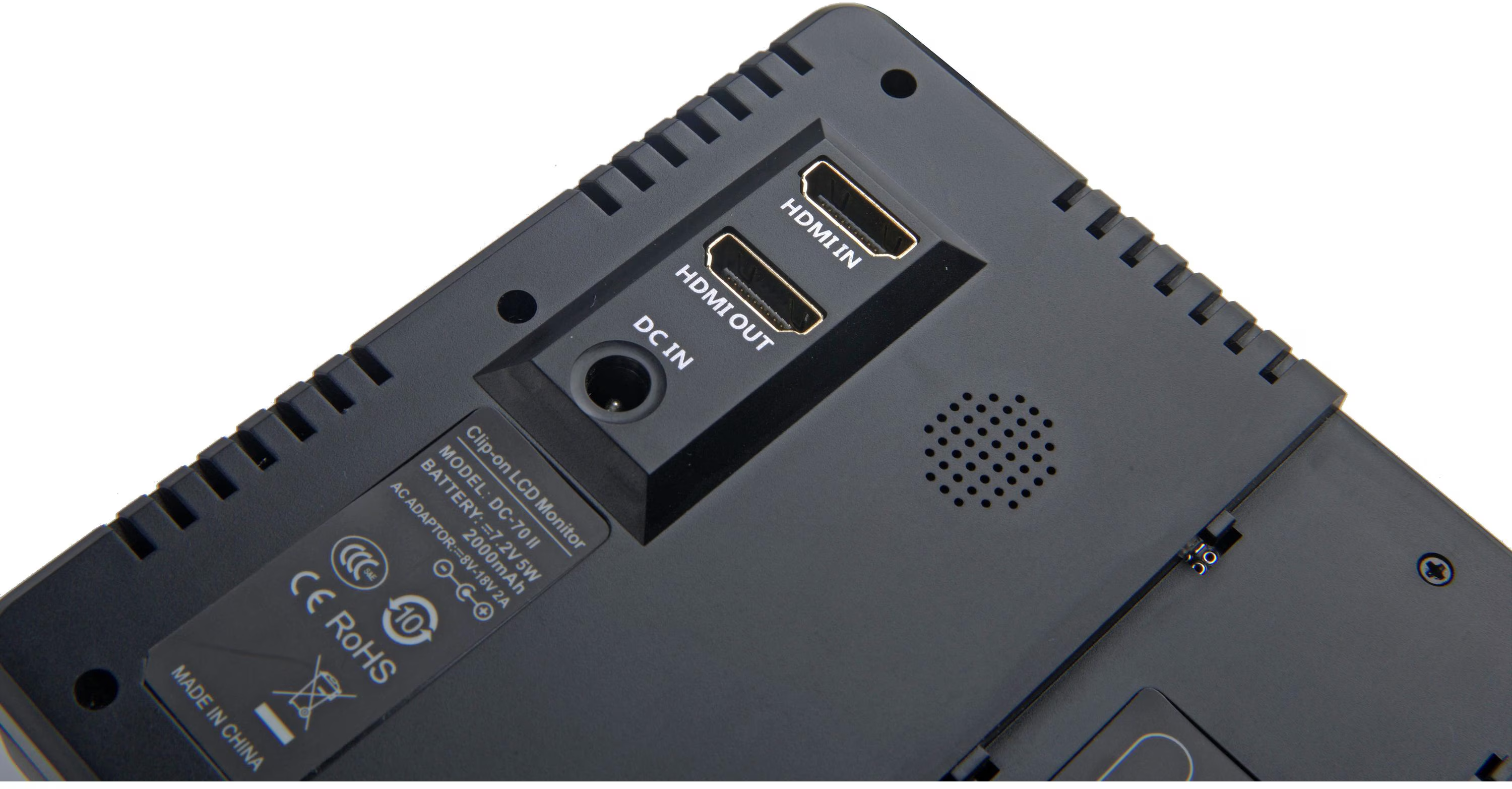 Gros plan de l'arrière d'un moniteur noir. Ports HDMI, DC in et logement de batterie visibles.