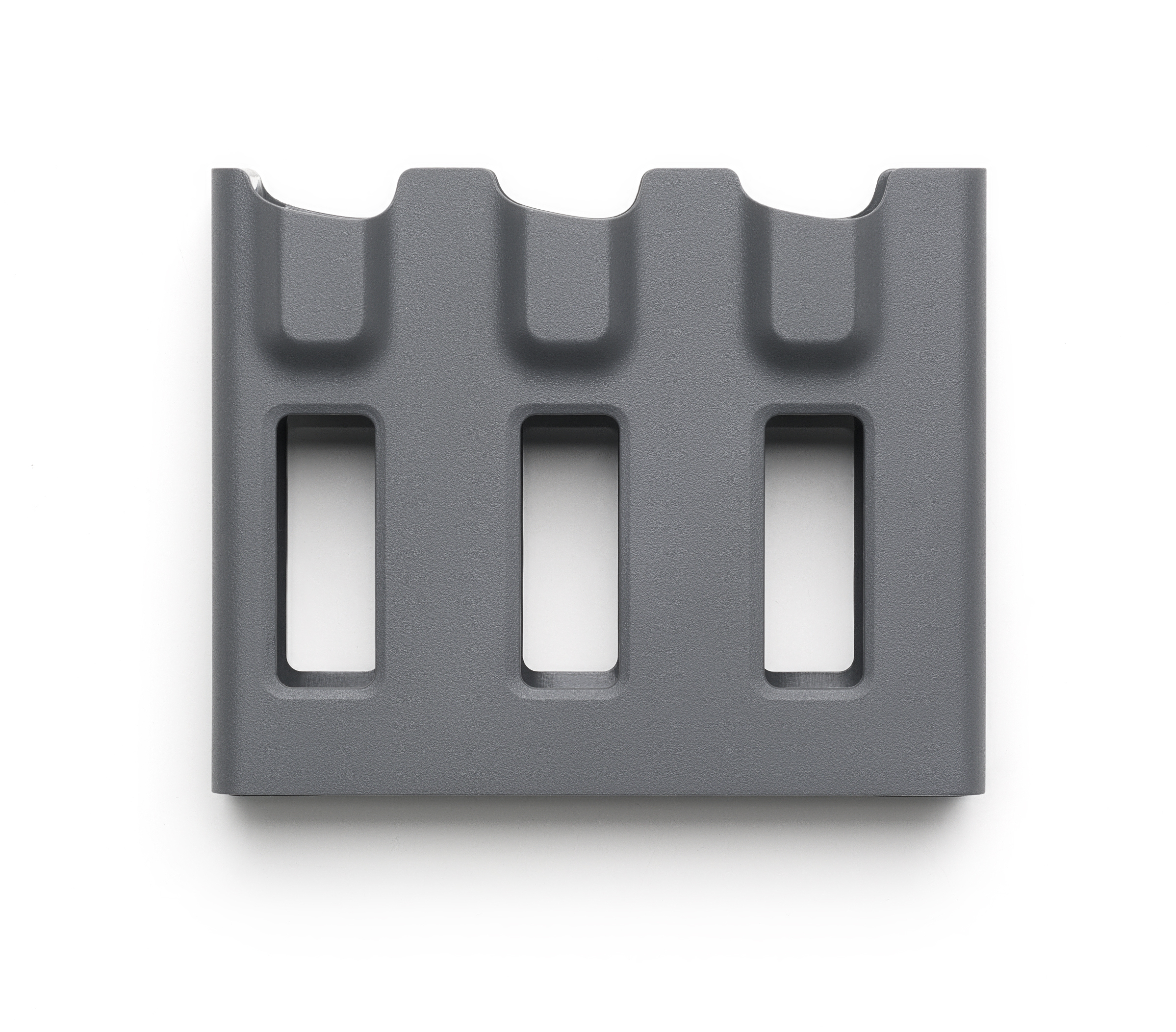 Widok z góry szarego huba ładującego z trzema gniazdami, na białym tle.