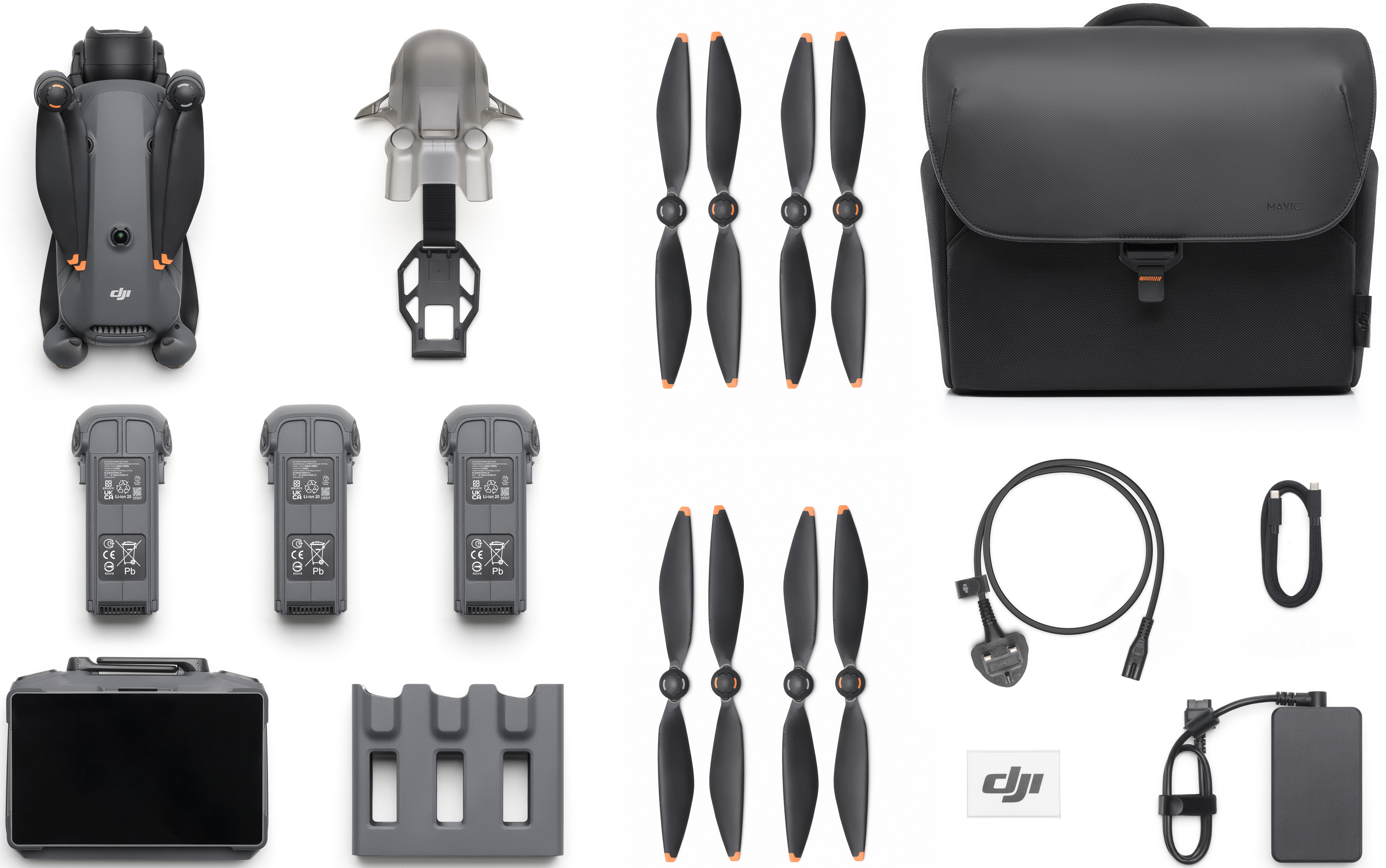 Drohnenteile: Drohne, Propeller, Batterien, Tasche, Ladegerät und anderes Zubehör auf weißem Hintergrund.