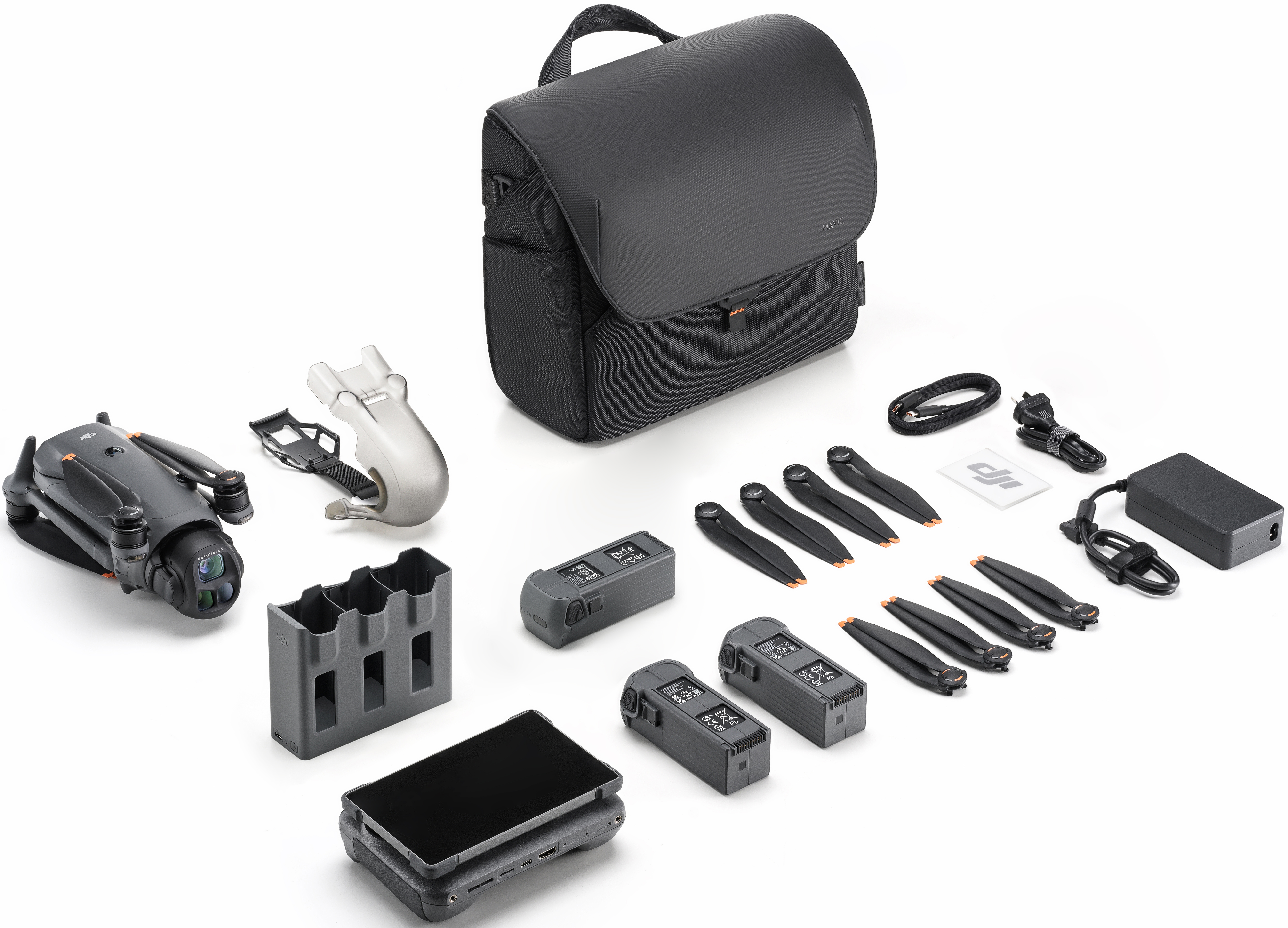Drohnenteile: Drohne, Propeller, Batterien, Tasche, Ladegerät und anderes Zubehör auf weißem Hintergrund.