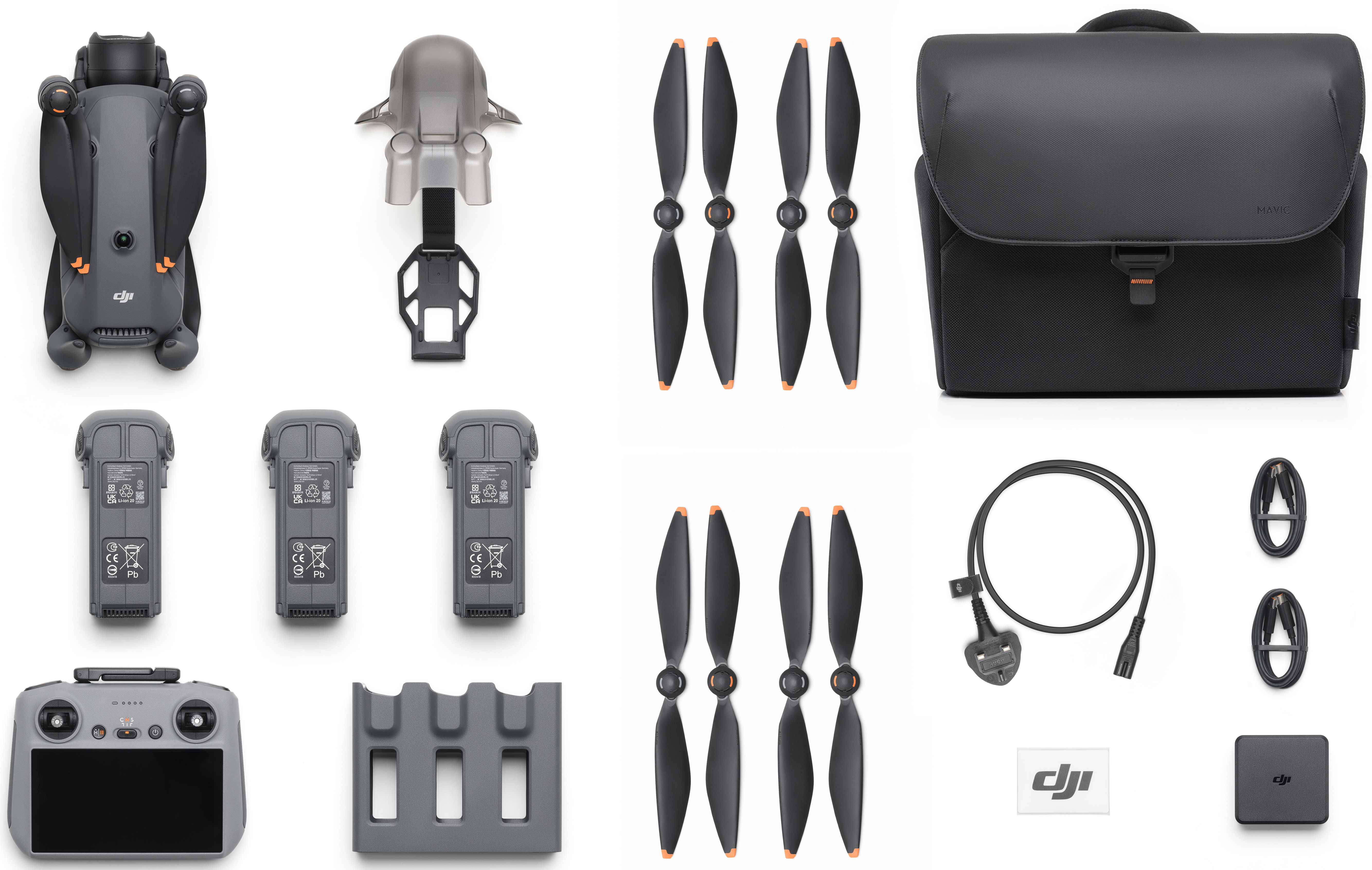 Drohnenteile: Drohne, Propeller, Batterien, Tasche, Ladegerät und anderes Zubehör auf weißem Hintergrund.