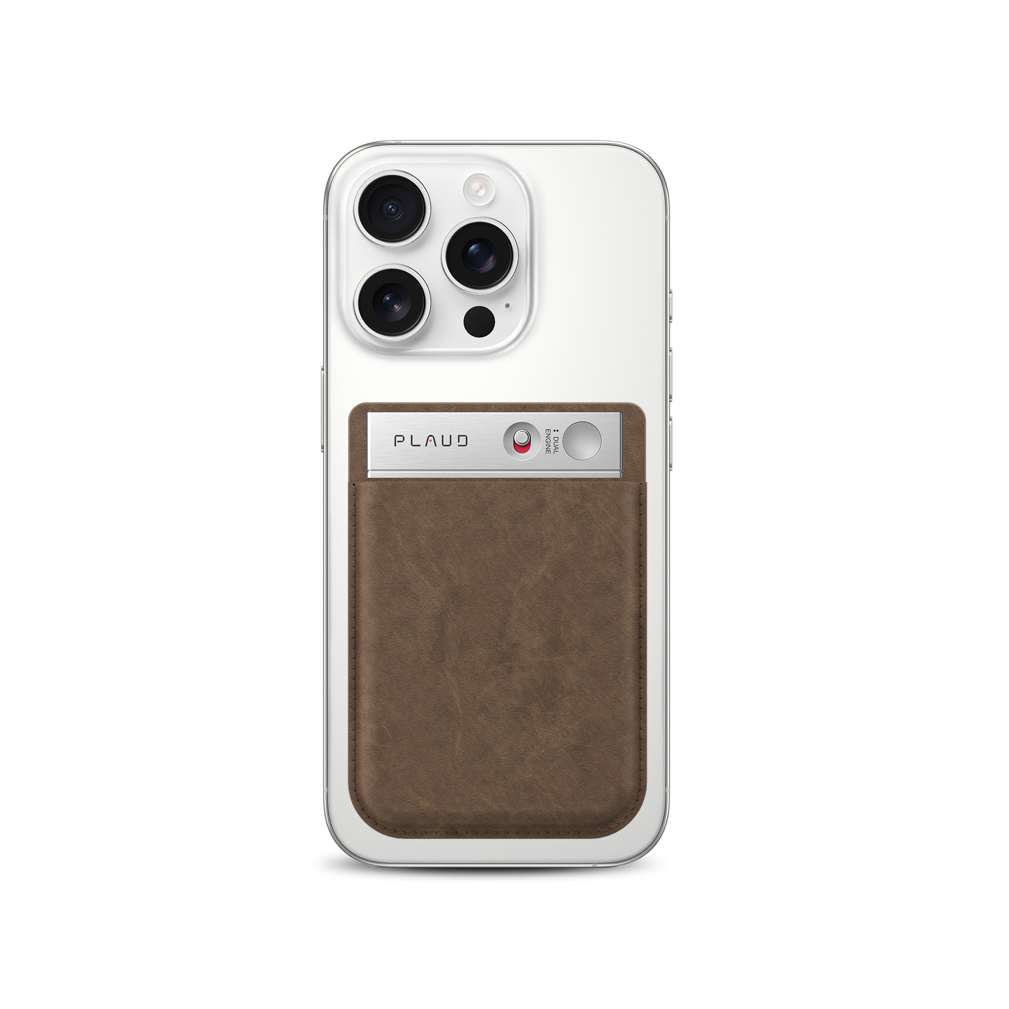 Telefon in einer Hülle. Eine braune Lederhülle ist am Telefon befestigt. Oben steht "PLAUD".