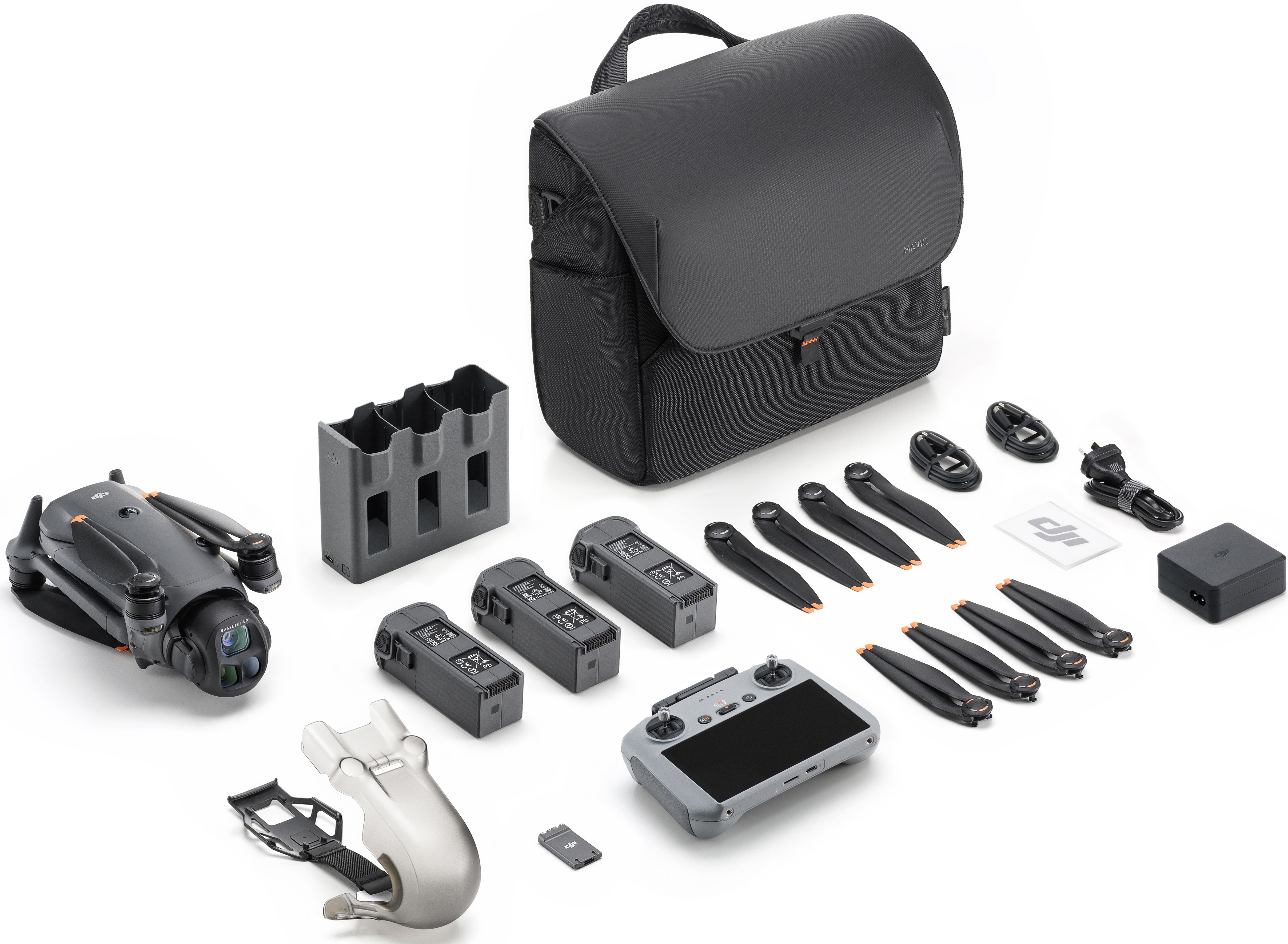 Drohnenteile: Drohne, Propeller, Batterien, Tasche, Ladegerät und anderes Zubehör auf weißem Hintergrund.