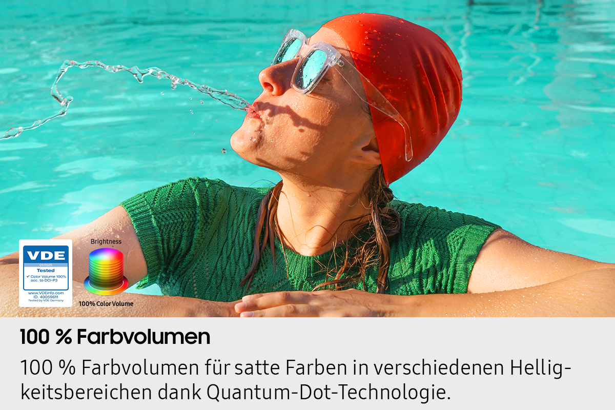Donna in piscina con cuffia rossa, occhiali, getto d'acqua. Loghi luminosità e volume colore.