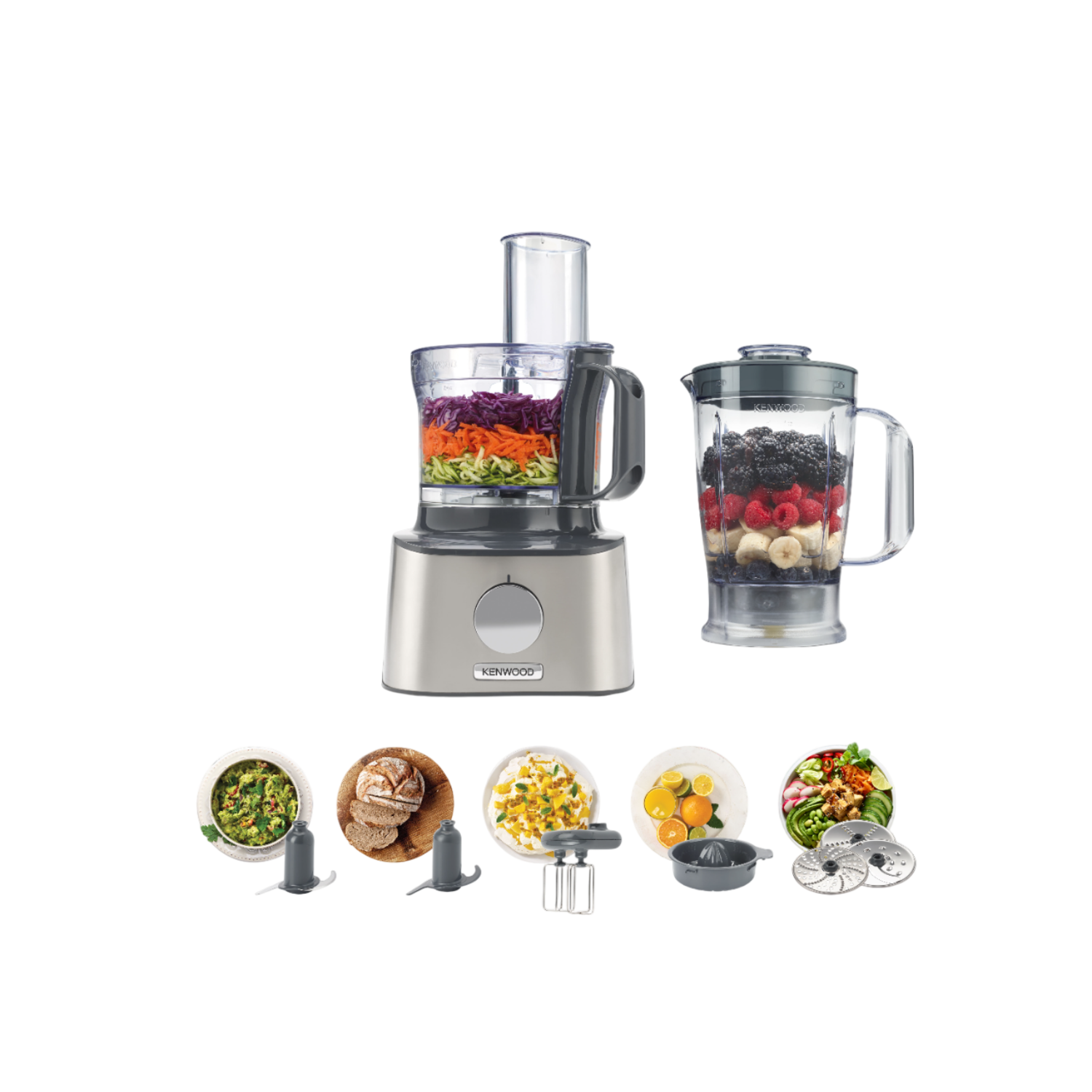 Een zilveren keukenmachine met opzetstukken en bereid eten in kommen, op zwarte achtergrond.