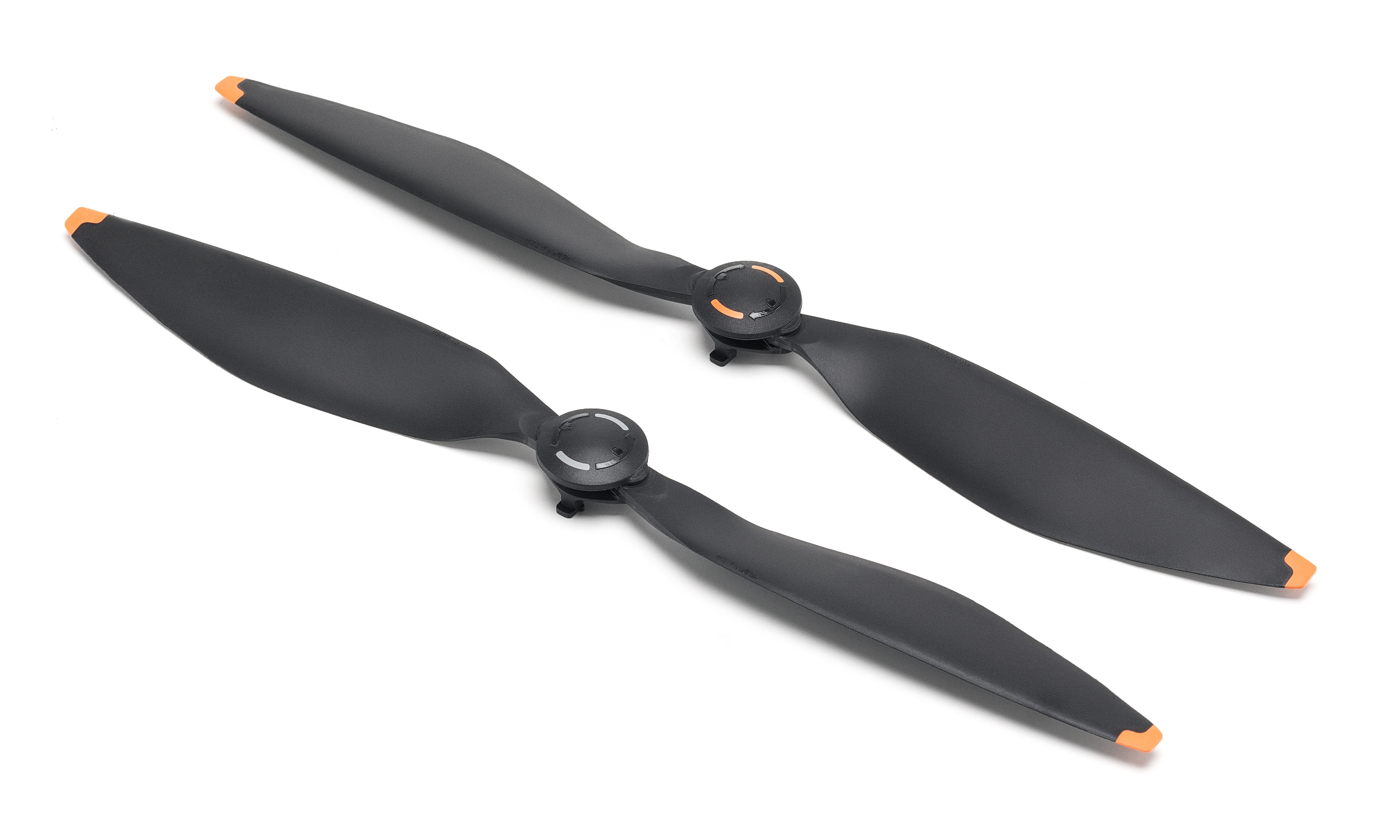 Dwa czarne śmigła do drona z pomarańczowymi końcówkami, na białym tle.