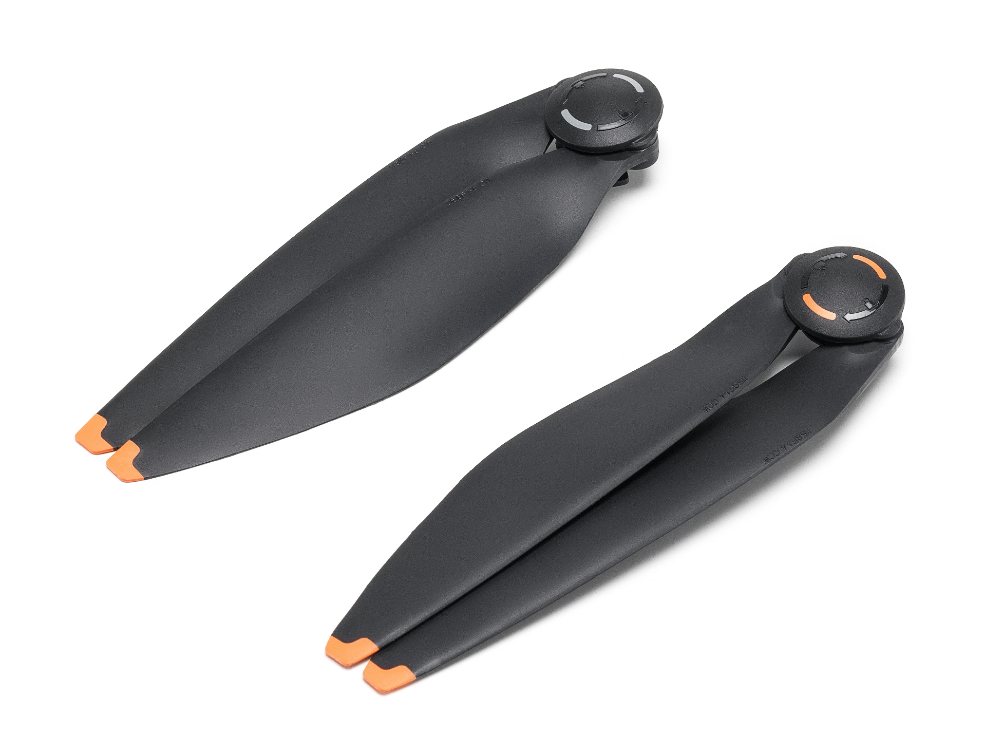 Dwa czarne śmigła do drona z pomarańczowymi końcówkami, na białym tle. Śmigła skierowane do góry.