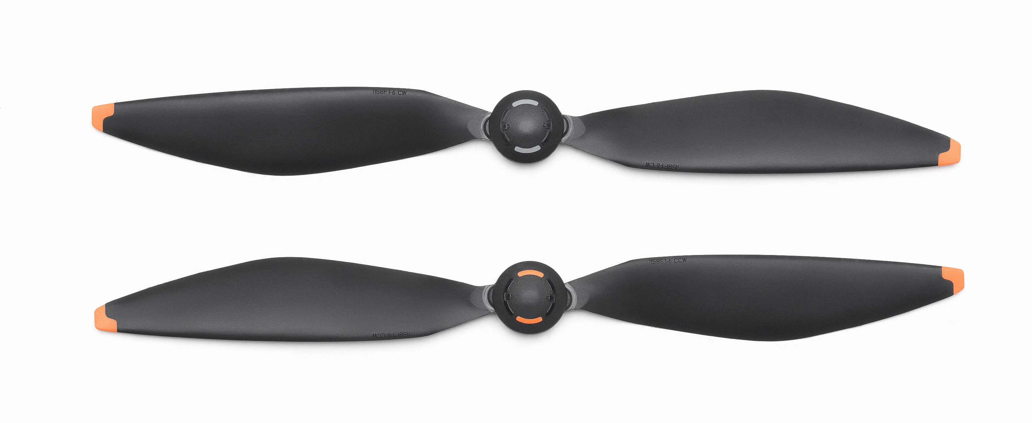 Dwa czarne śmigła drona z pomarańczowymi końcówkami, na białym tle.