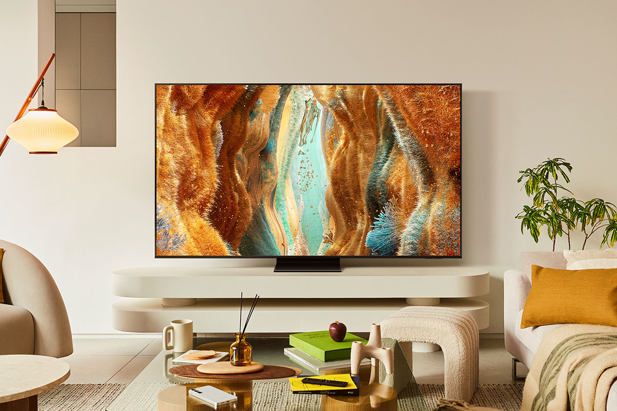 TV che mostra un'immagine astratta, con mobili e decorazioni.