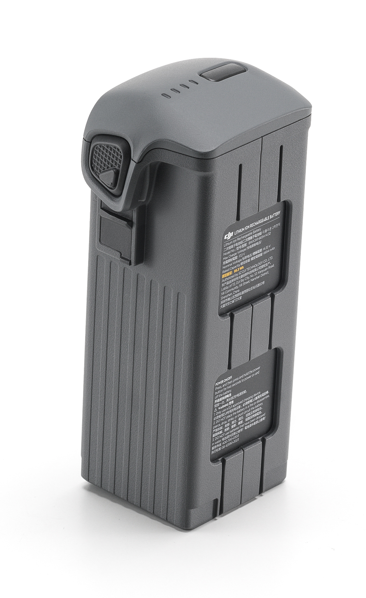 Szara bateria do drona z etykietami i czarnym przyciskiem. Pochyła, na białym tle.