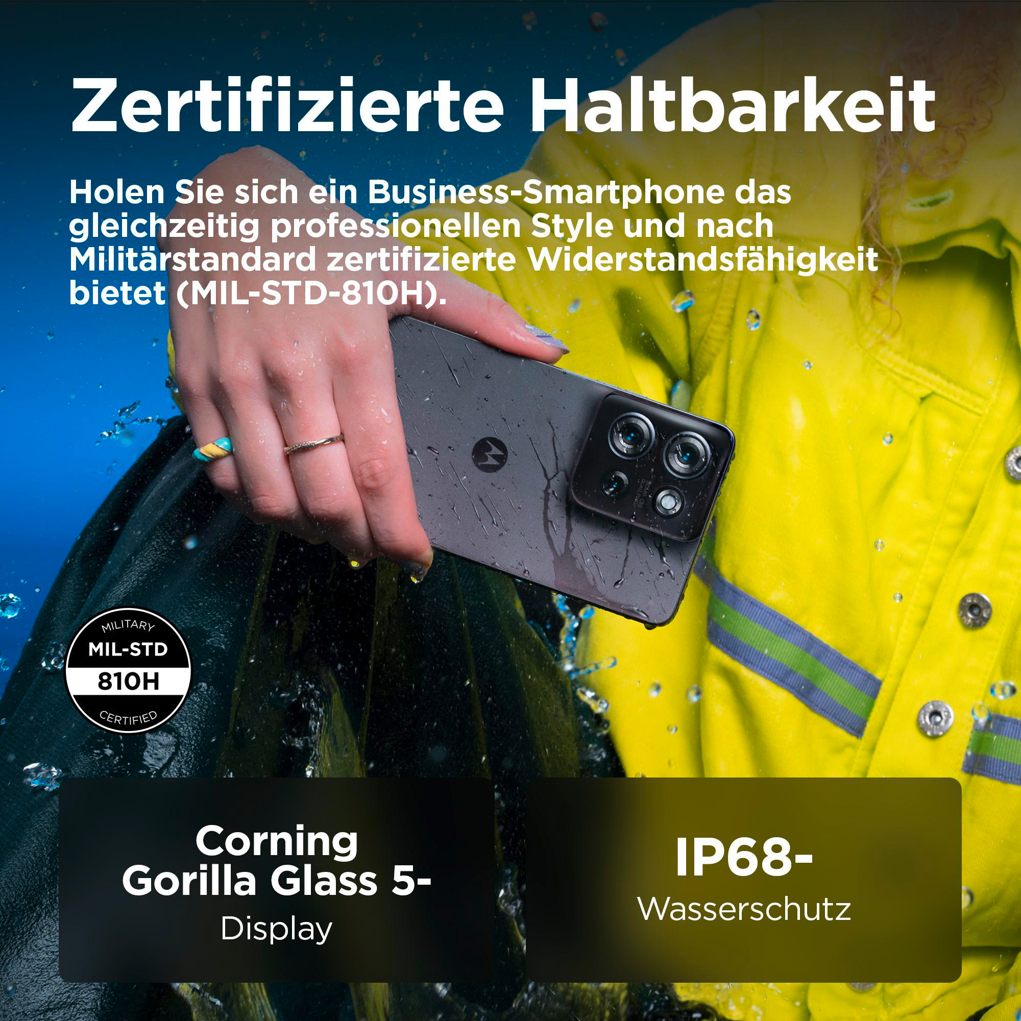 Frau hält schwarzes Telefon, Text zeigt MIL-STD-810H, Corning Gorilla Glass 5 und IP68.