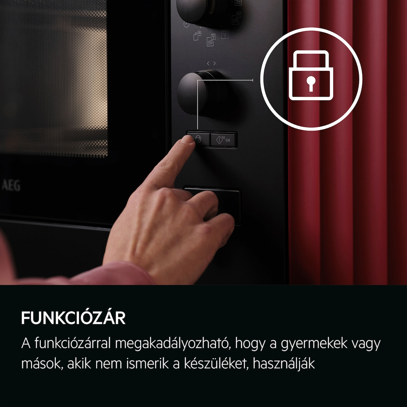 Egy személy ujja megnyom egy gombot a mikrohullámú sütő vezérlőpaneljén, piros háttérrel.
