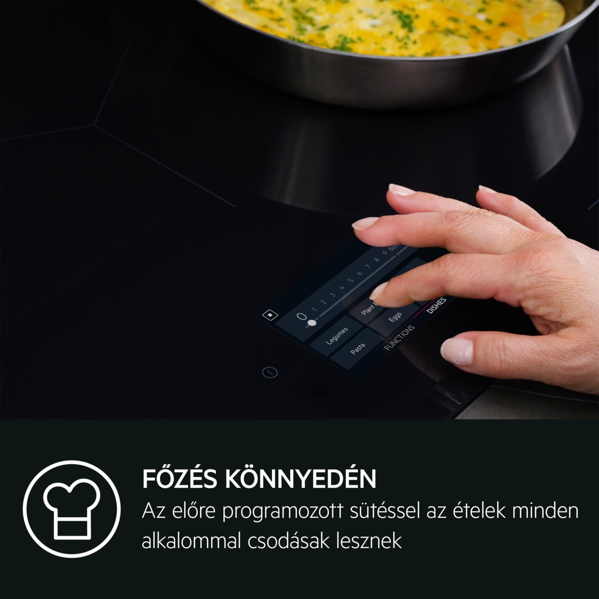 Egy kéz megérinti a főzőlap képernyőjét. Főzési lehetőségeket jelenít meg: hüvelyesek, tészta, tojás, ételek és funkciók.