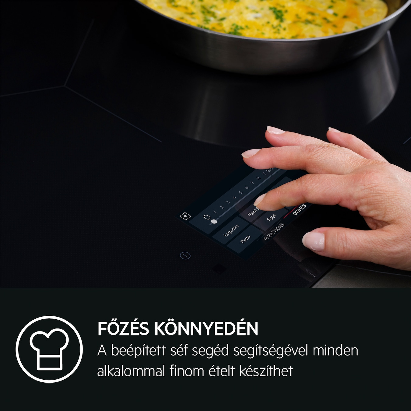 Kéz érint egy fekete tűzhelyen lévő érintőképernyőt. Egy serpenyő étellel felül. Szöveg: Könnyű főzés.