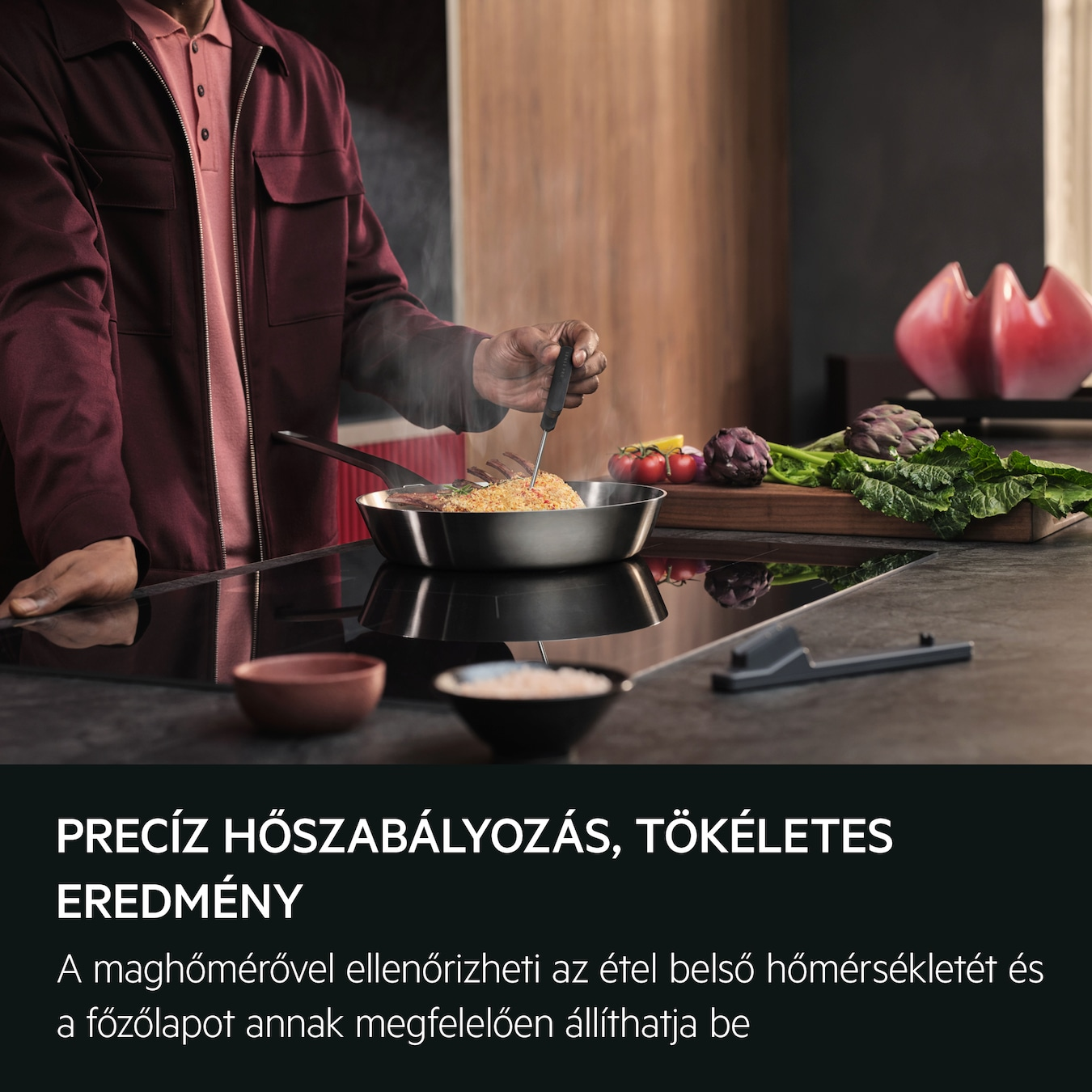 Személy indukciós főzőlapon főz, szondát használva a serpenyőben. Zöldségek és vágódeszka a közelben.