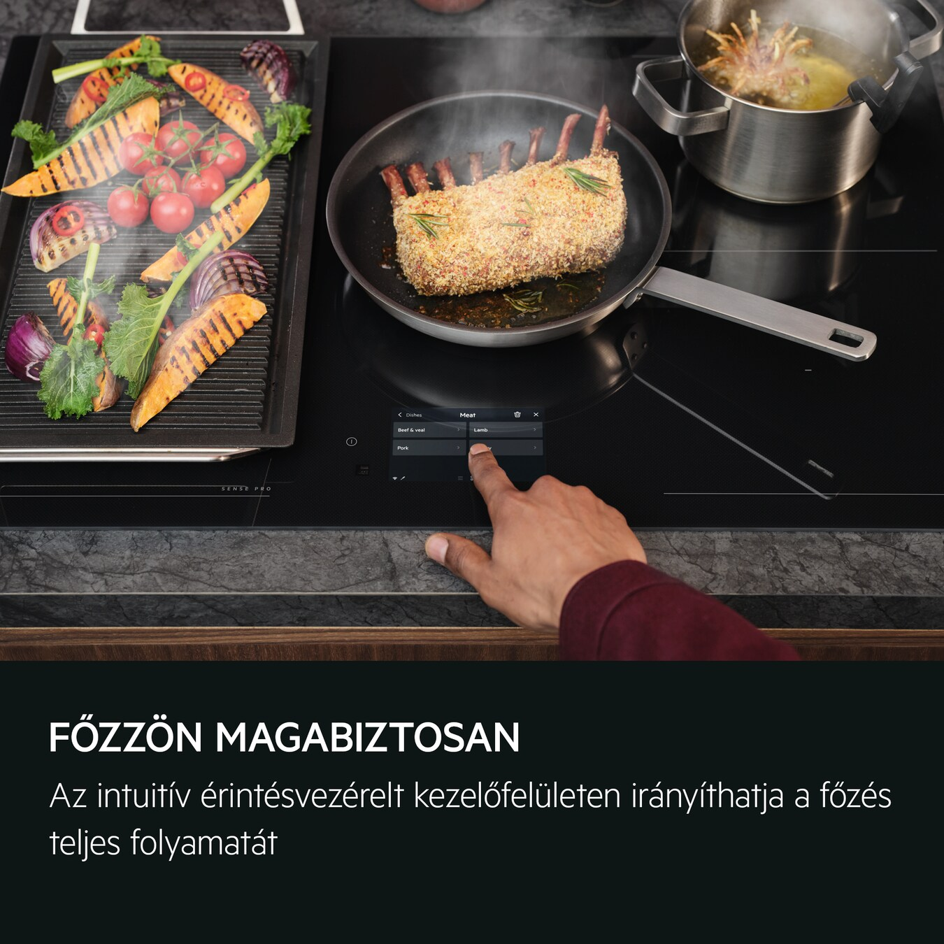 Egy személy keze megérinti az indukciós főzőlap vezérlőit. Serpenyők étellel a főzőlapon.