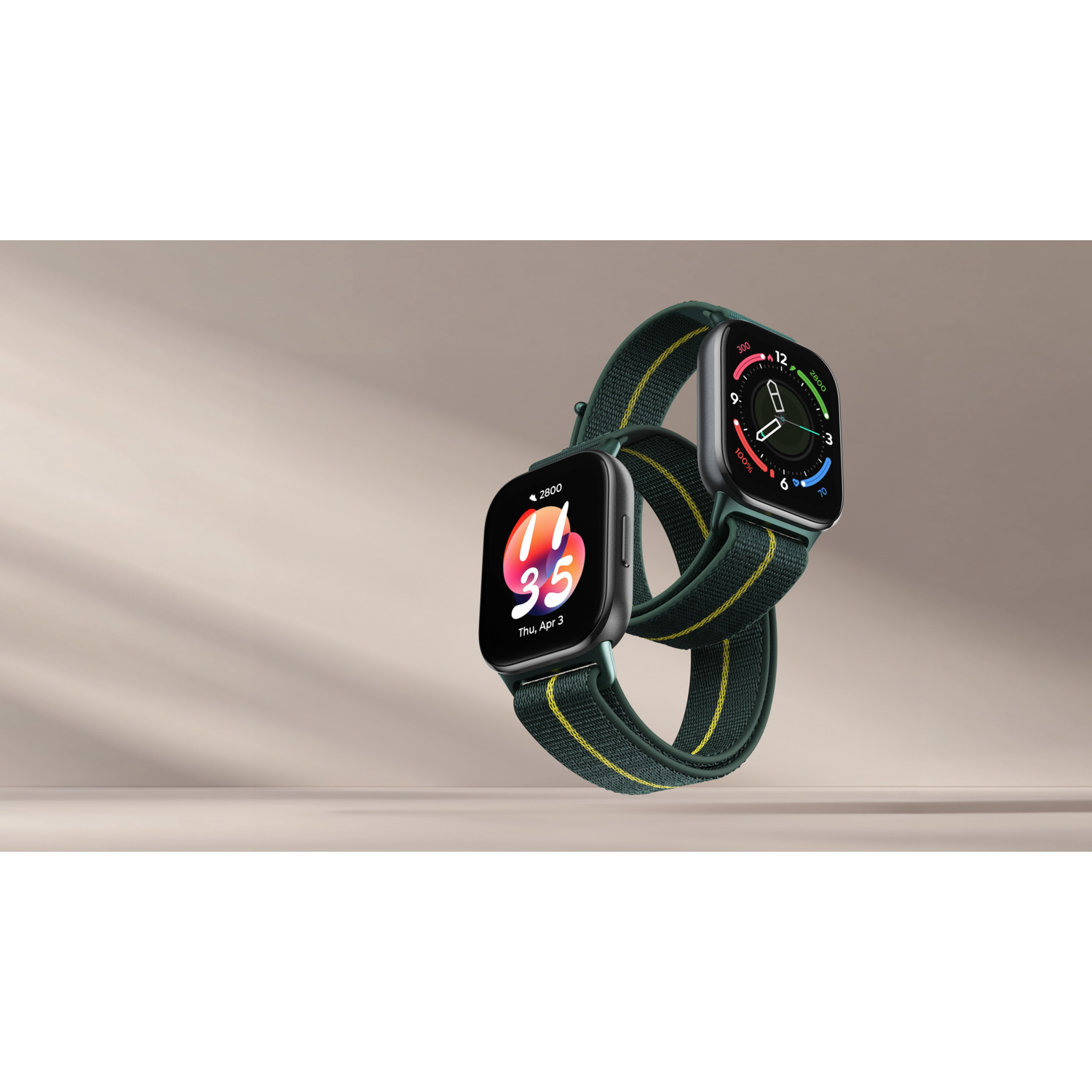 Twee smartwatches, één met 11:35, de andere met een groen en gele band.