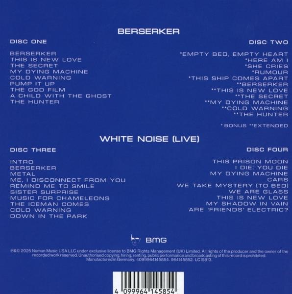 Pochette d'album avec liste des titres de quatre disques. Fond blanc avec un logo.