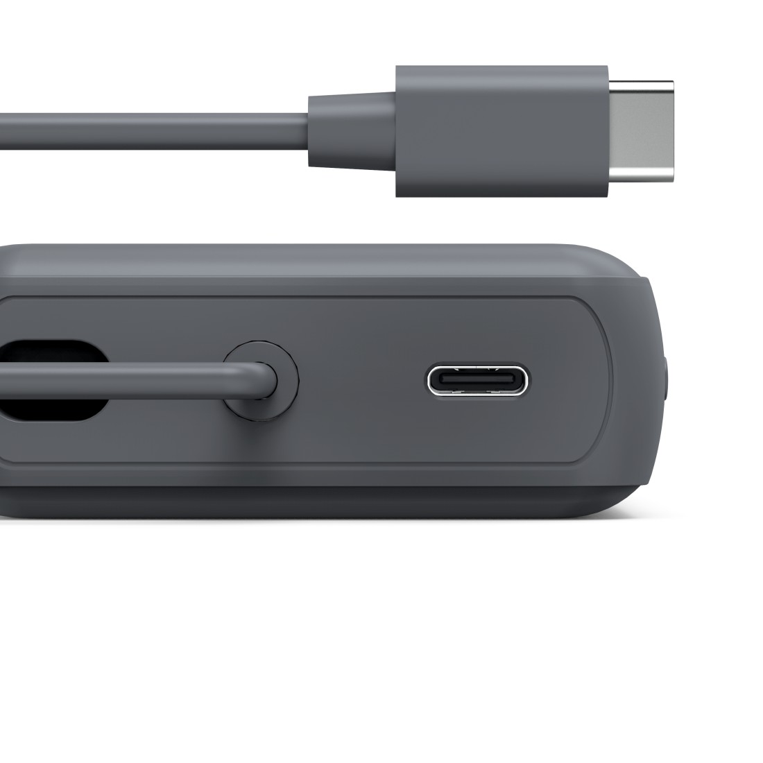 Graue Powerbank mit USB-C-Kabel. Die Bank hat einen USB-C-Anschluss. Weißer Hintergrund.