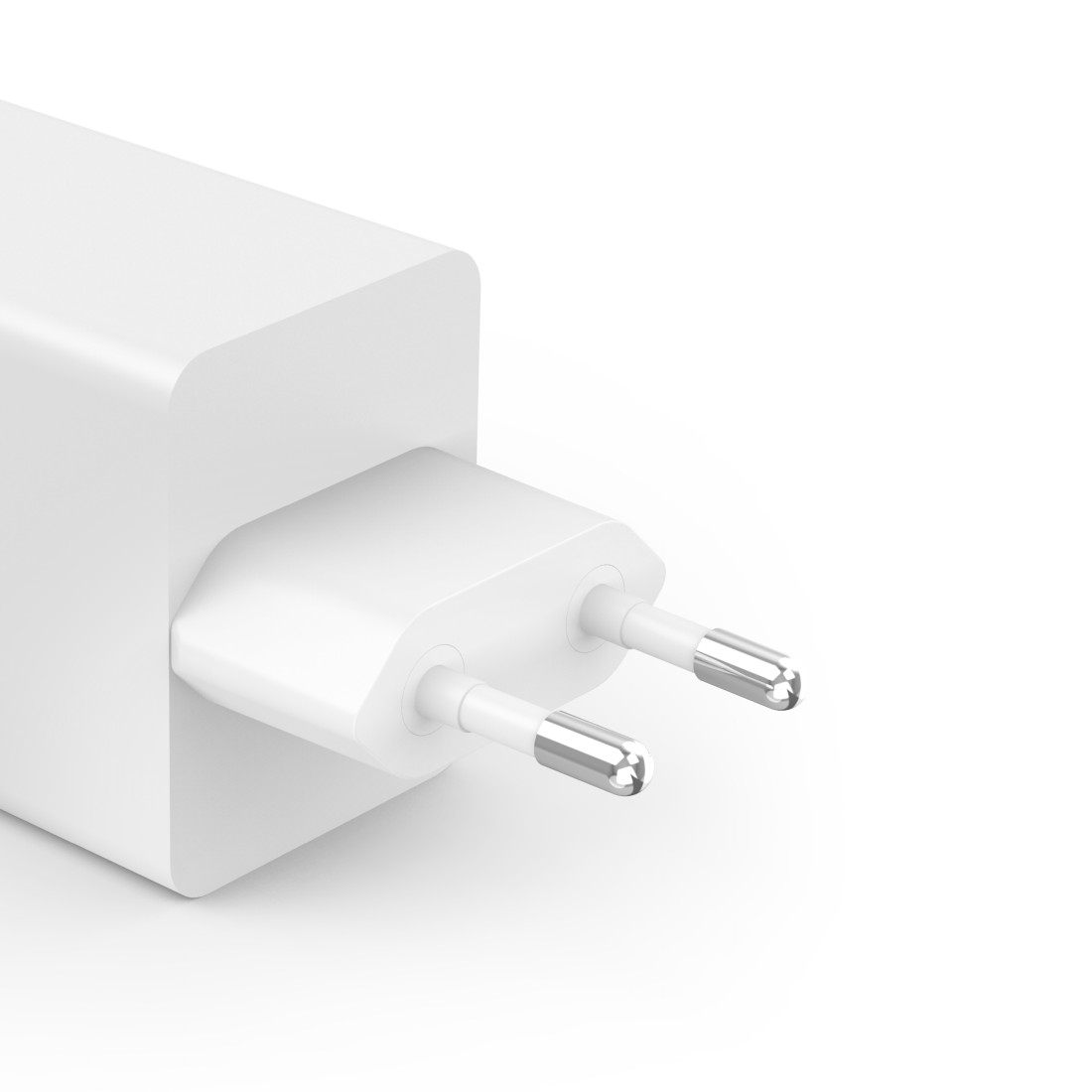 Nahaufnahme eines weißen Ladegeräts mit Stecker. Der Hintergrund ist weiß.