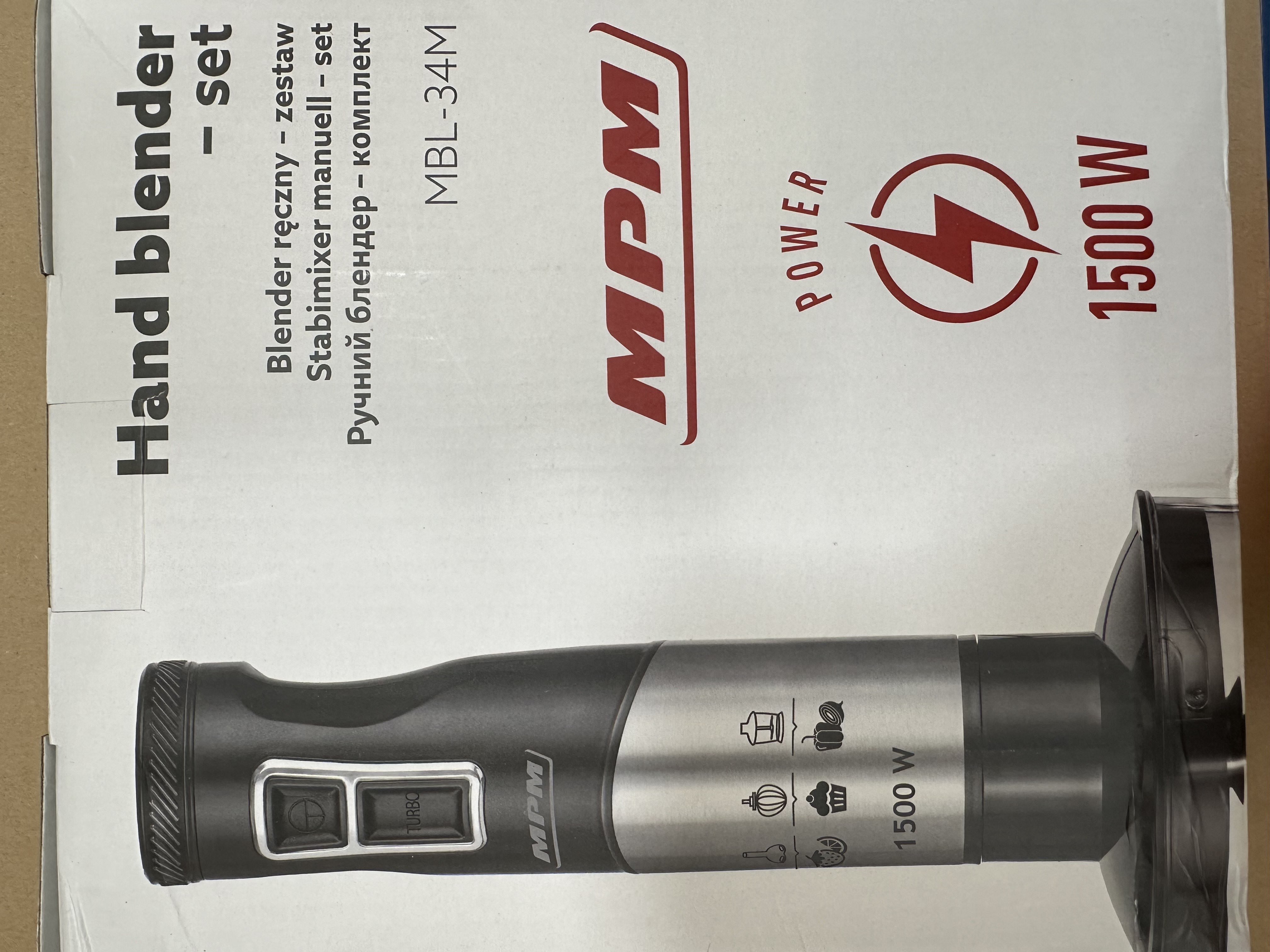 Widoczny jest karton zestawu blendera ręcznego z marką MPM, modelem MBL-34M i mocą 1500W.