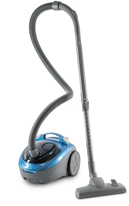 Niebieski odkurzacz z wężem i rurą. Szary uchwyt i akcesoria. Białe tło.