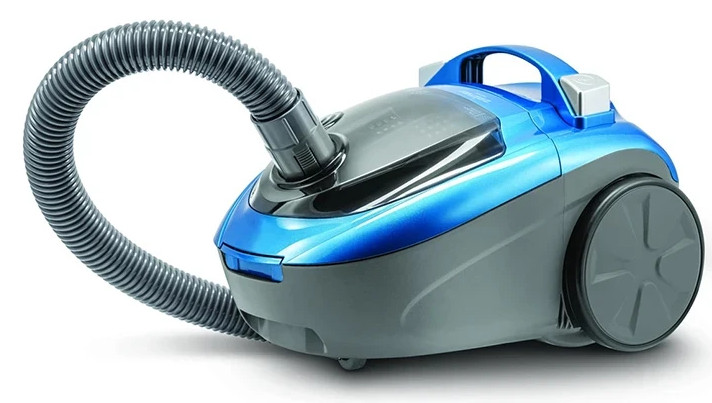 Czarno-niebieski odkurzacz na białym tle.