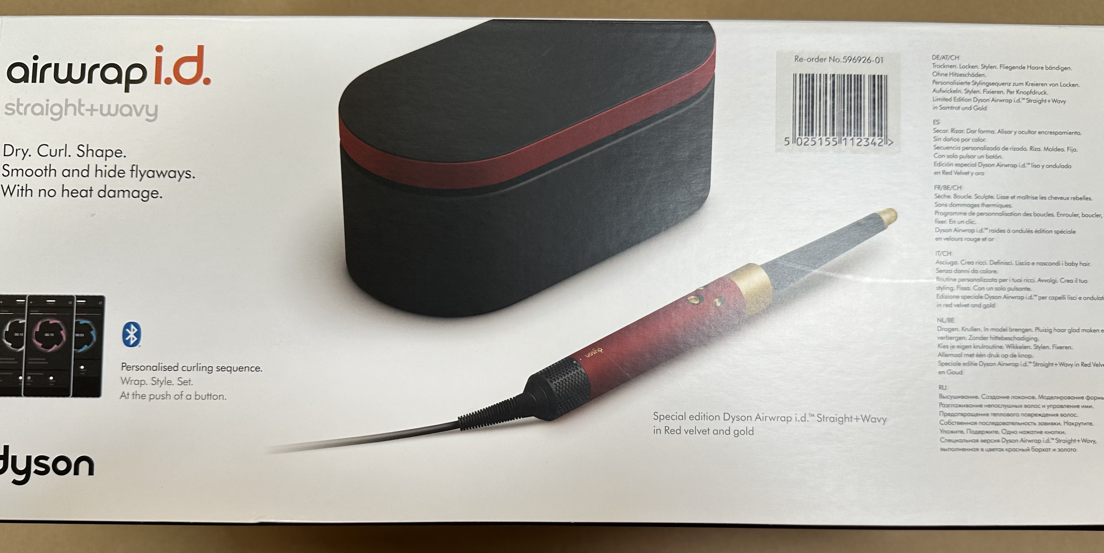 Pudełko Dyson Airwrap i.d. w czerwono-czarnym kolorze i lokówka. Tekst: Susz, Kręć, Formuj.
