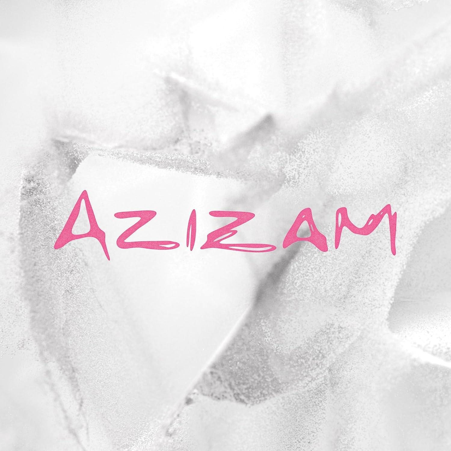 Rosa Text 'AZIZAM' auf weißem und grauem abstraktem Hintergrund. Die Buchstaben sind stilisiert.
