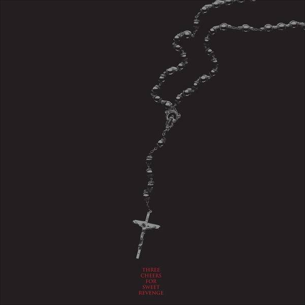 Albumcover für Three Cheers for Sweet Revenge. Ein Rosenkranz mit einem Kreuz hängt vor einem schwarzen Hintergrund.