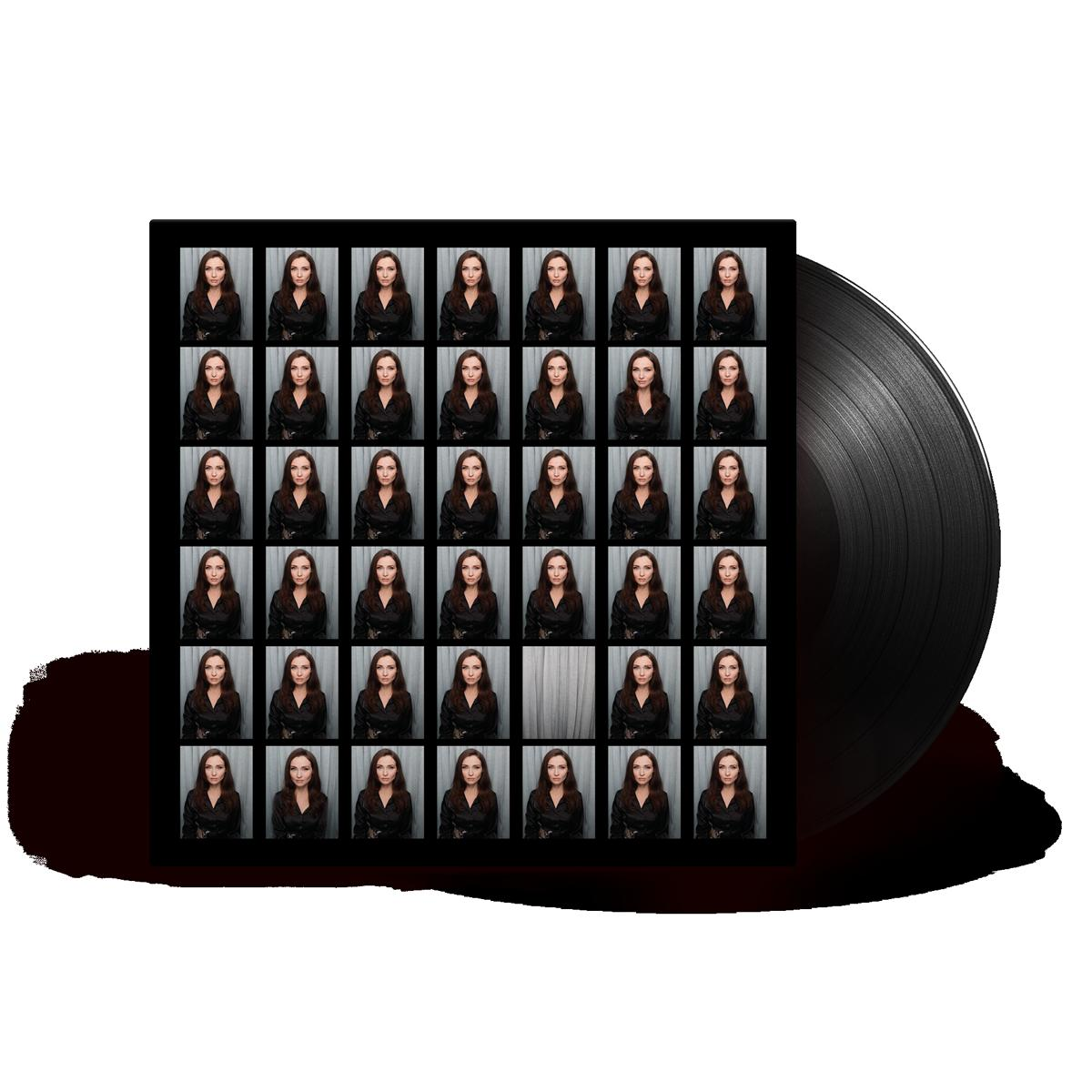 Vinylplatte mit einem Fotostreifen auf weißem Hintergrund.