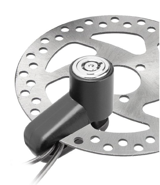 Czarna blokada przymocowana do srebrnej tarczy hamulcowej. Do blokady przymocowany jest srebrny kabel.