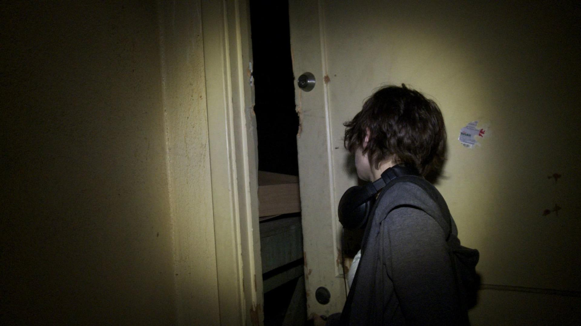 Eine weiße Waschmaschine wird aus einem hohen Winkel betrachtet.