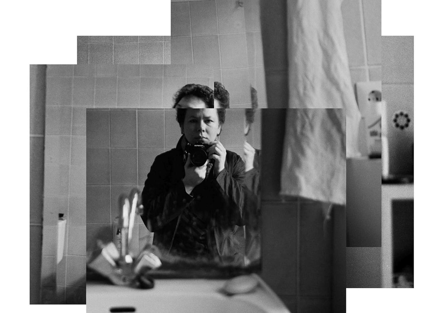 Person im Badezimmer, die ein Foto mit einer Kamera macht, fragmentiert.
