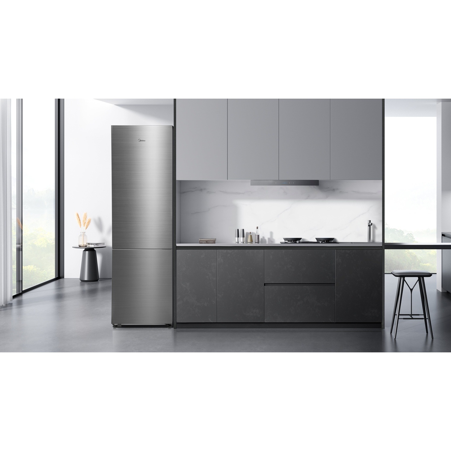 Una cucina moderna con un frigorifero in acciaio inossidabile contro un mobile grigio.
