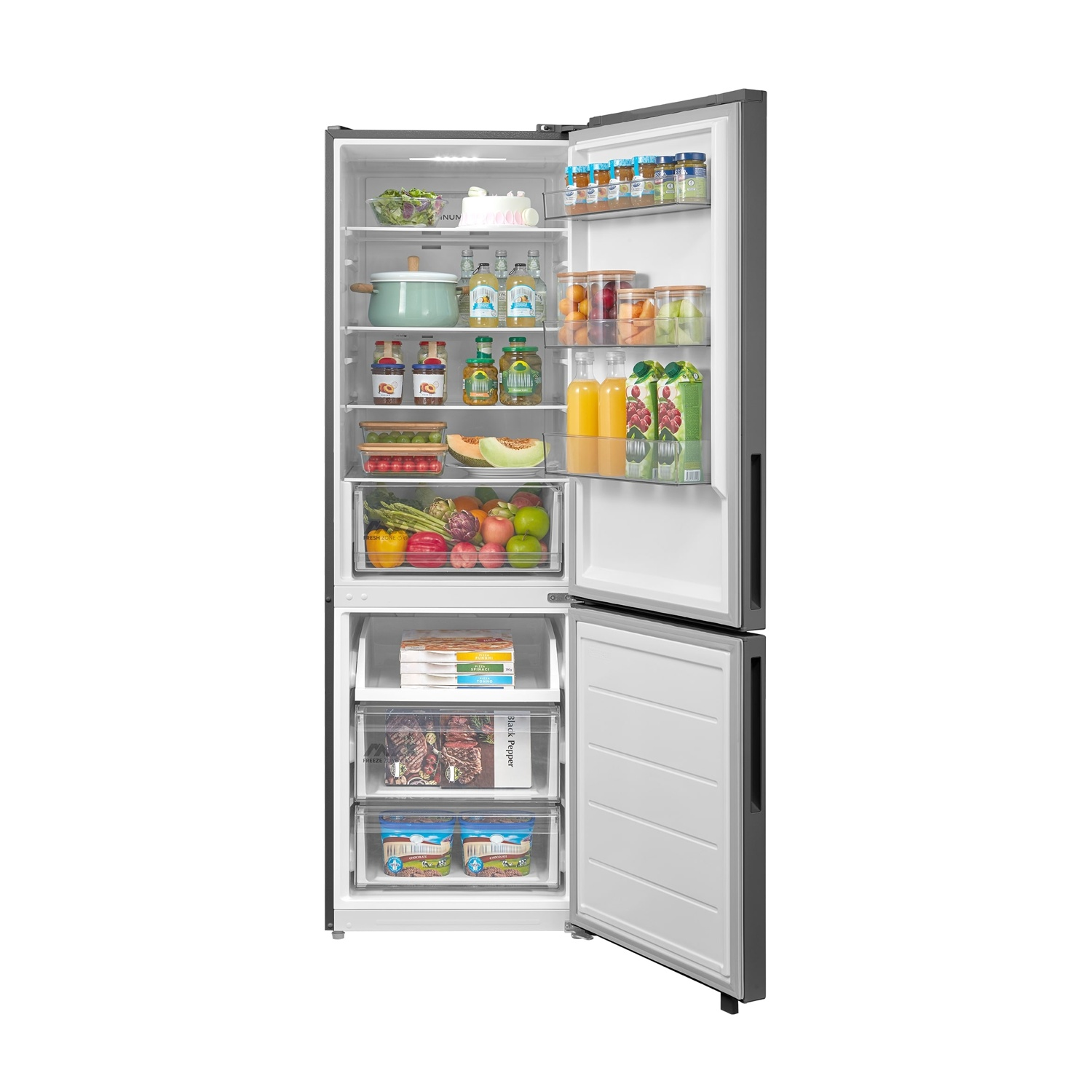 Un frigorifero aperto è pieno di generi alimentari: barattoli, bottiglie di succo, frutta e contenitori.