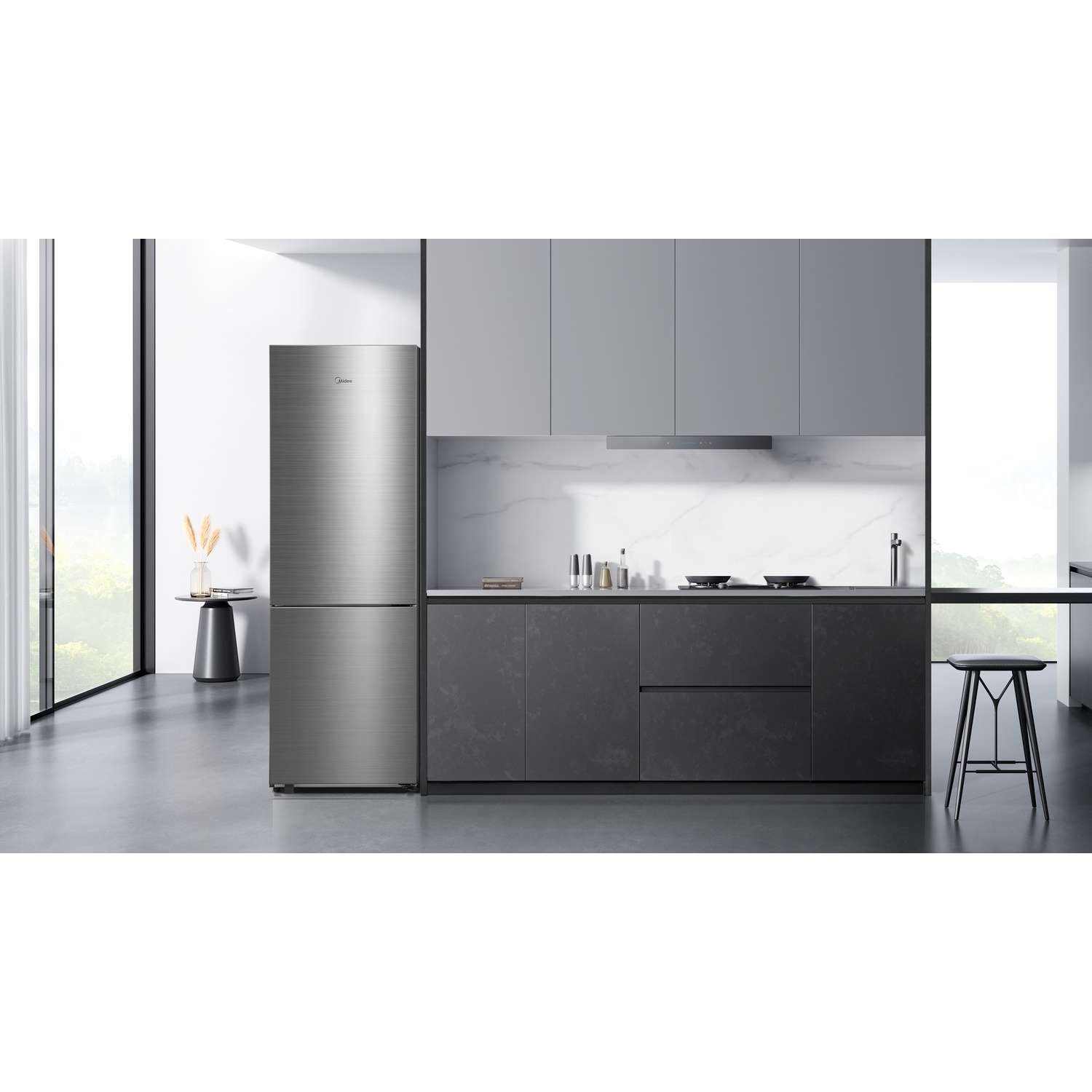 Cucina moderna con frigorifero in acciaio inox e armadi grigio scuro.